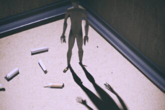 Разум и тело - Persons shadow holding cigarette whi