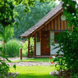 Дом и сад - Cozy cottage surrounded by greenery po