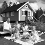 Дом и сад - Family having picnic outside their