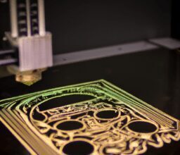 Технологии - Laser engraving machine creating artwo