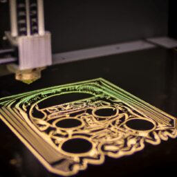 Технологии - Laser engraving machine creating artwo