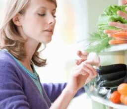 Красота и стиль - Person choosing healthy foods portrait