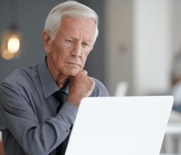 Бизнес и финансы - Elderly entrepreneur working on laptop