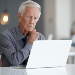 Бизнес и финансы - Elderly entrepreneur working on laptop