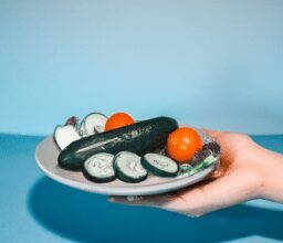 Красота и стиль - Person holding plate of vegetables ani