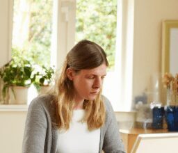 Бизнес и финансы - Person working on laptop at home portrai