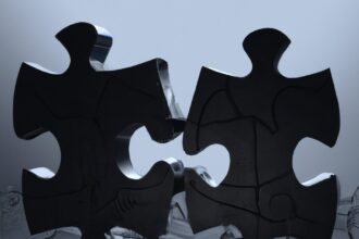Технологии - Two puzzle pieces interlocking perfectly